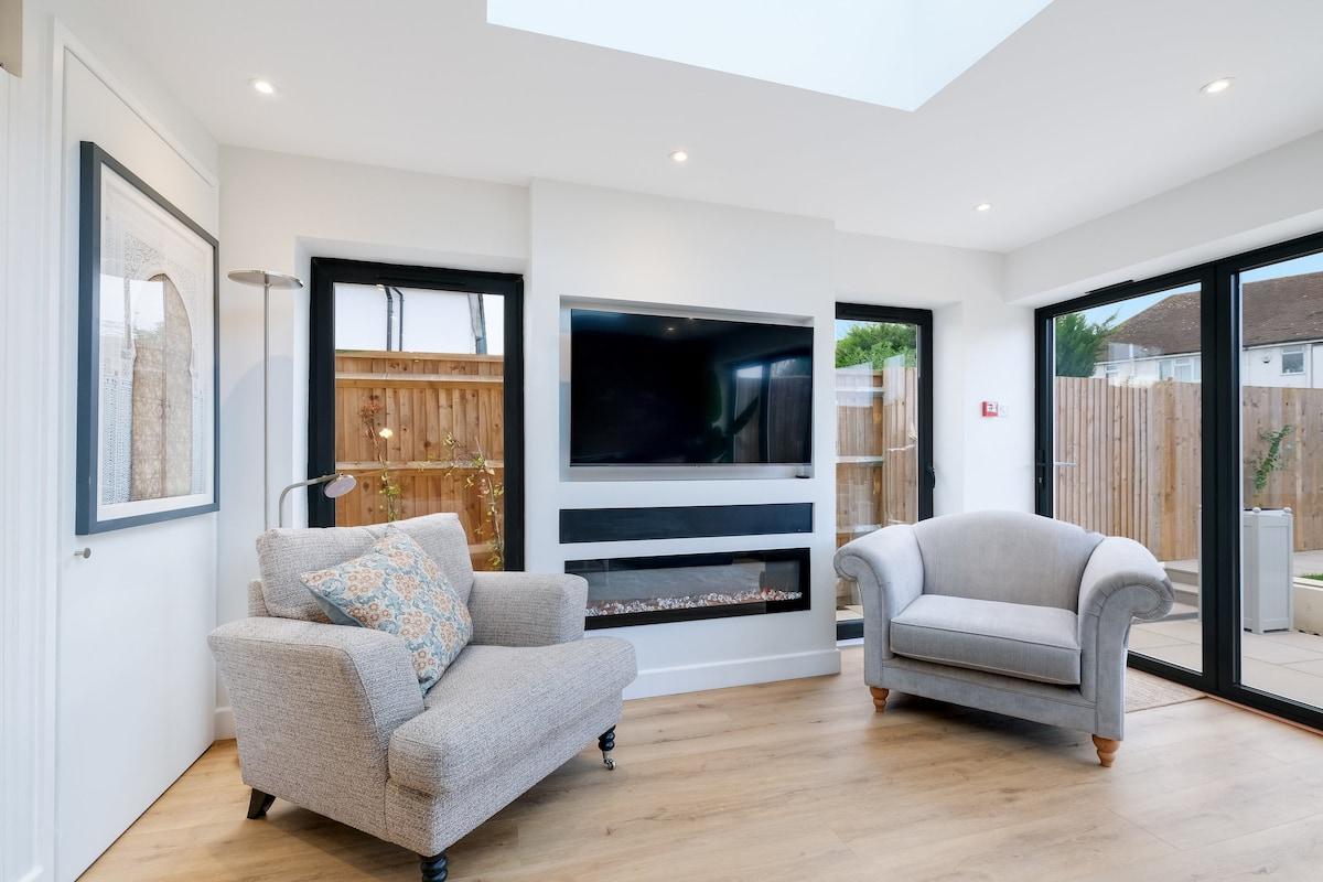 Stunning 6 Bed House with Game Room and Garden4