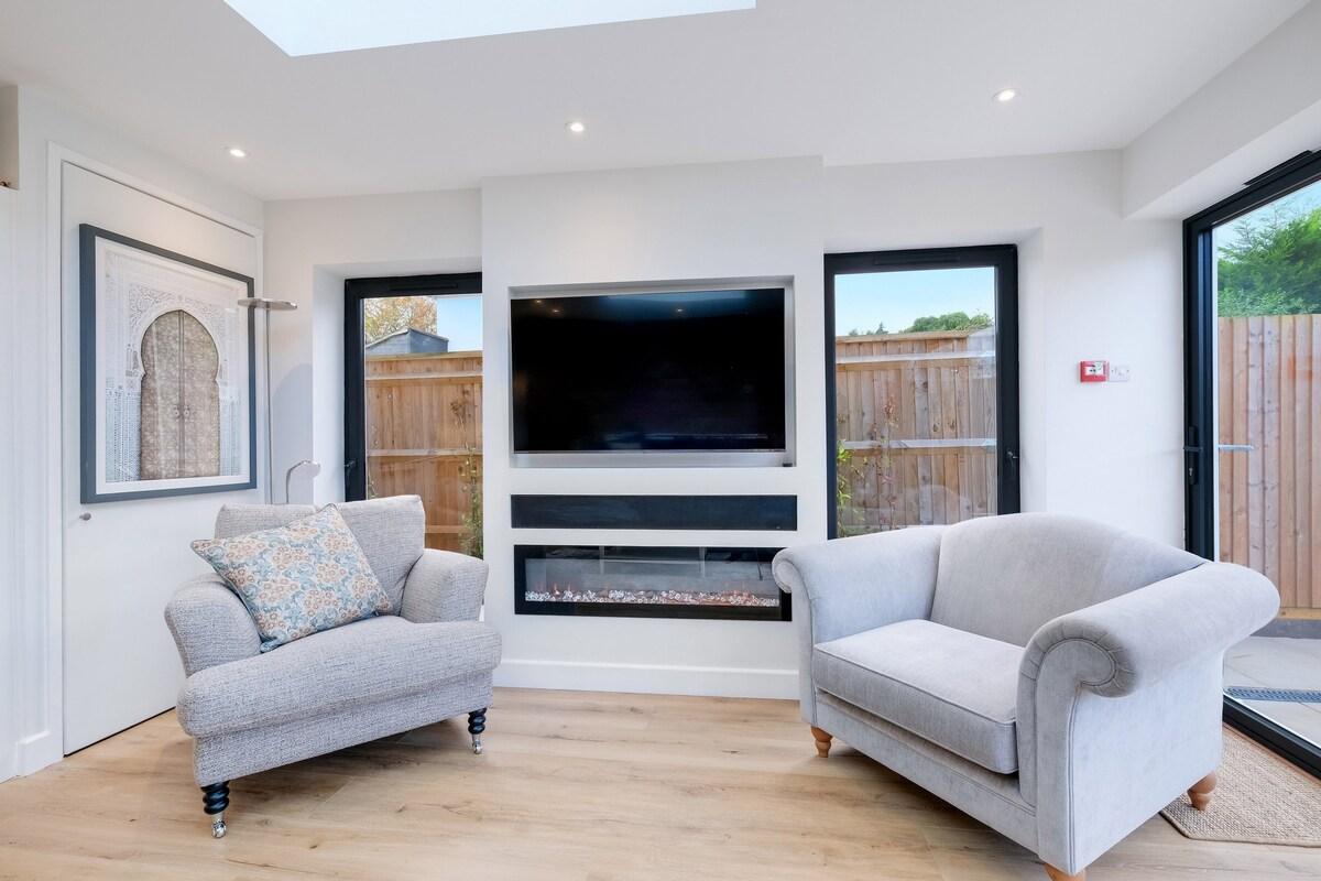 Stunning 6 Bed House with Game Room and Garden5