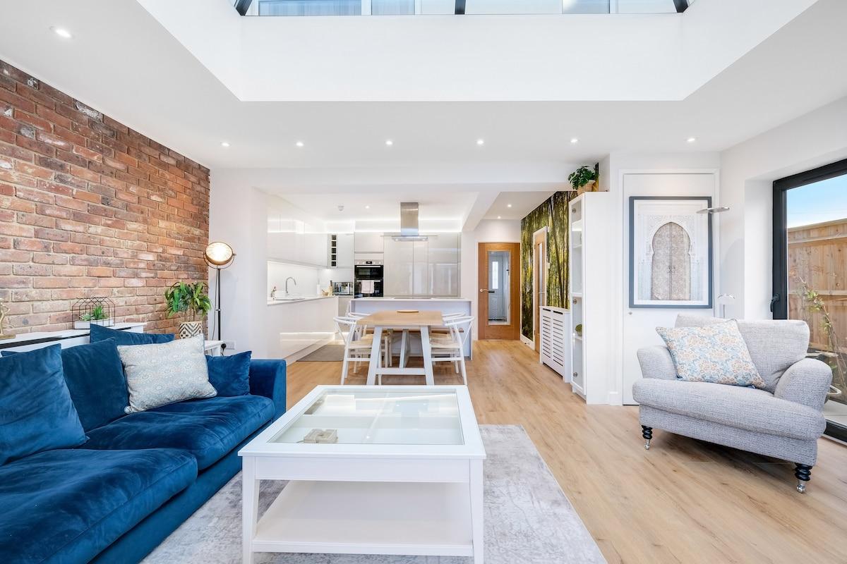 Stunning 6 Bed House with Game Room and Garden6