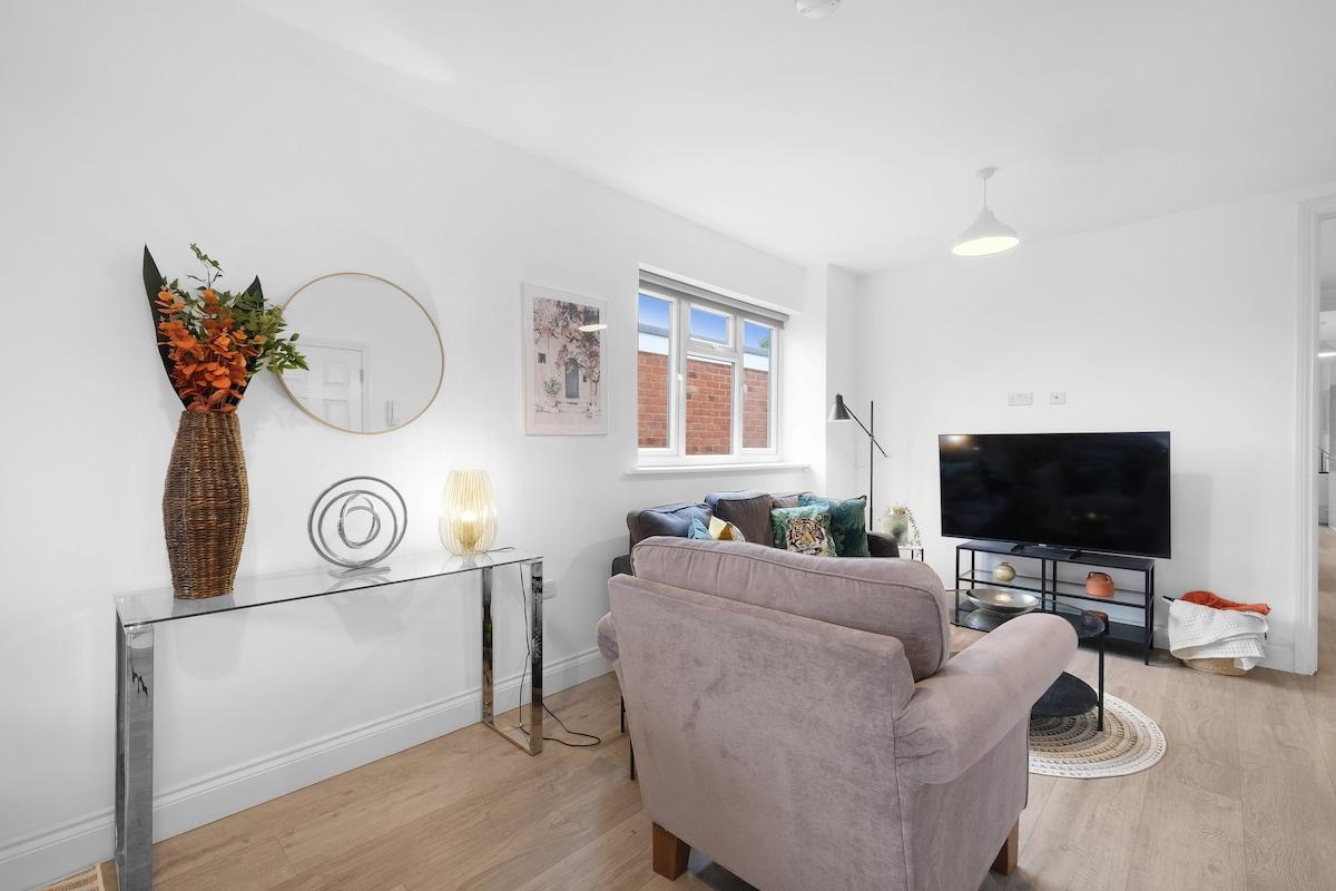 Stylish 4 Bedroom, 2.5-Bath Home in Borehamwood2