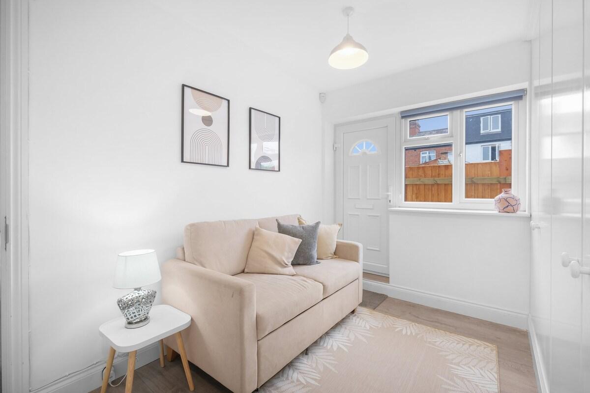 Stylish 4 Bedroom, 2.5-Bath Home in Borehamwood3
