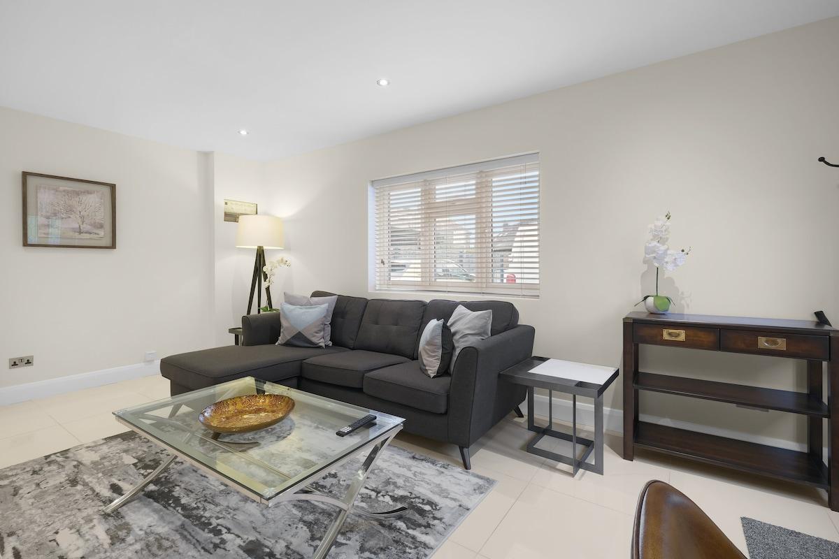 Modern Comfort 2-Bedroom, 2-Bathroom House3