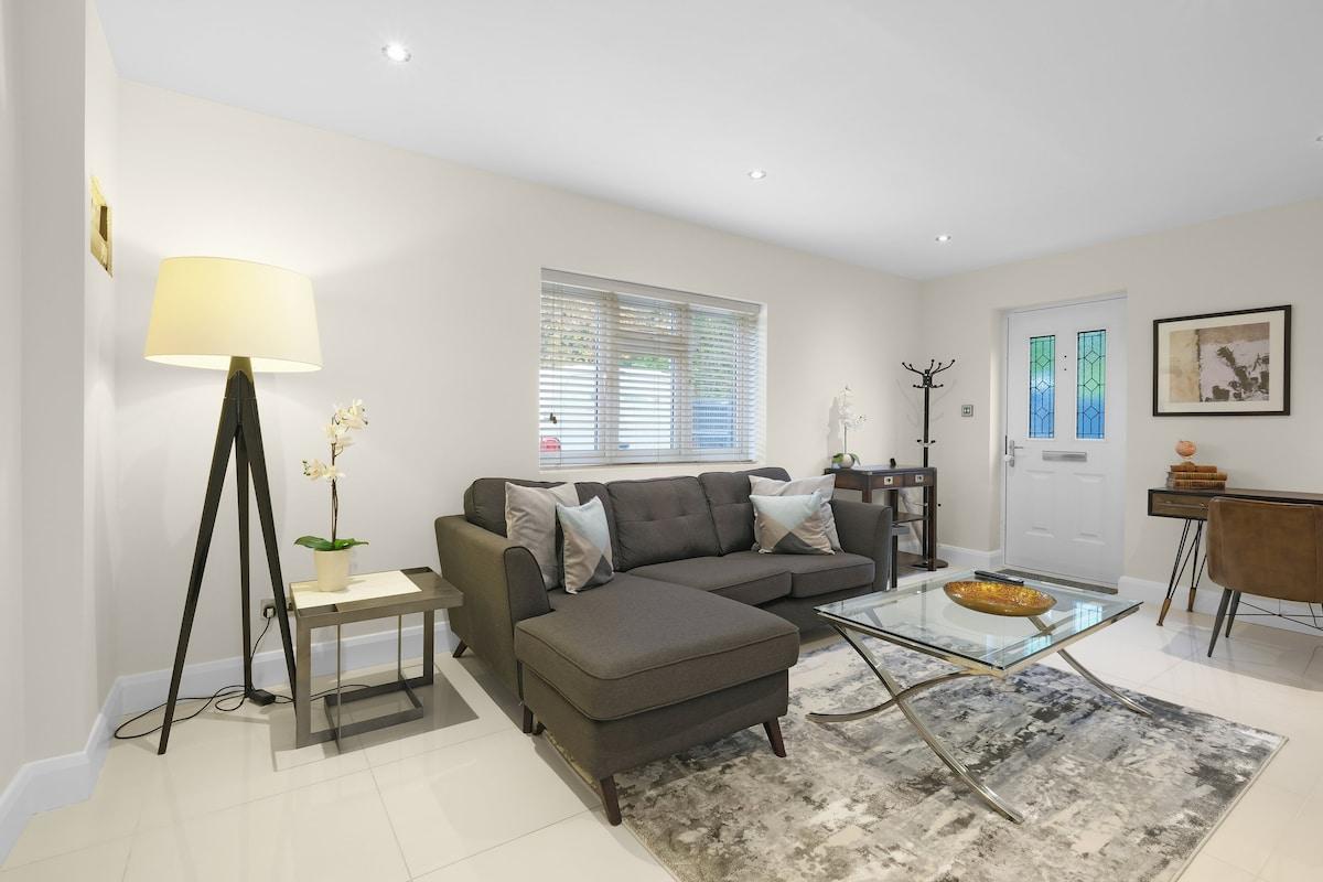 Modern Comfort 2-Bedroom, 2-Bathroom House4