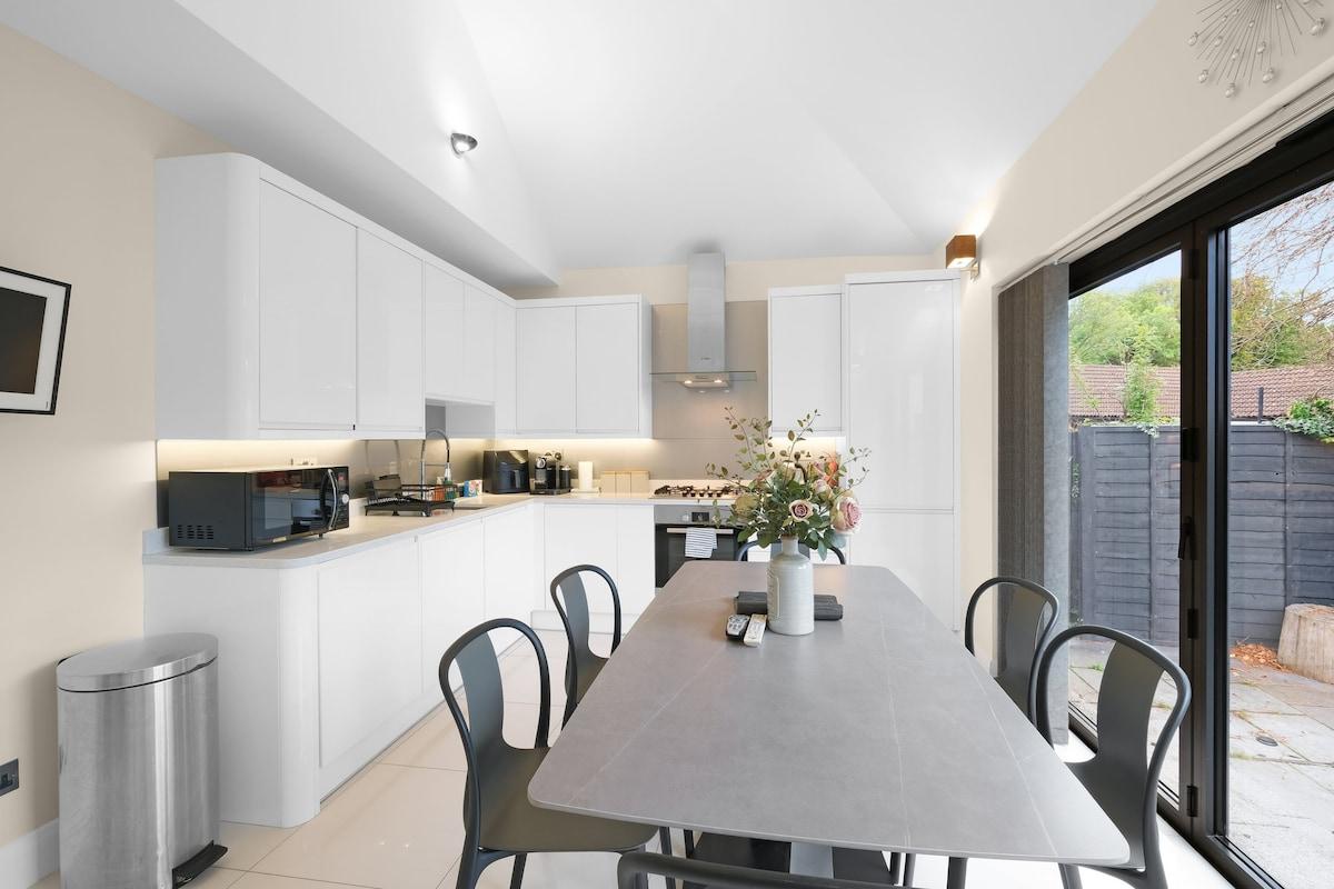 Modern Comfort 2-Bedroom, 2-Bathroom House6