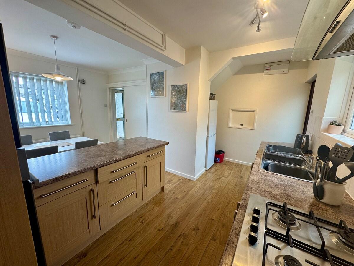 Comfortable 3BR house-parking close to city centre6