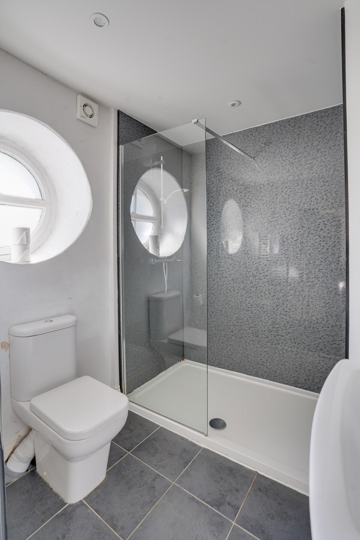 The County Hotel, Selkrik3