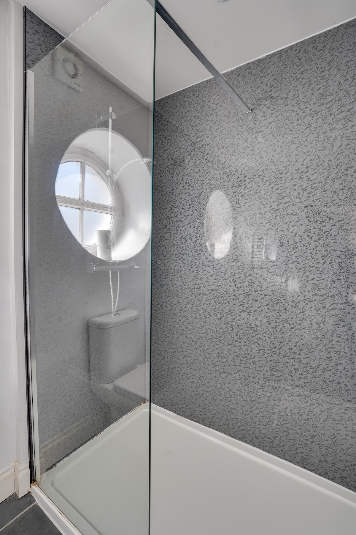 The County Hotel, Selkrik4