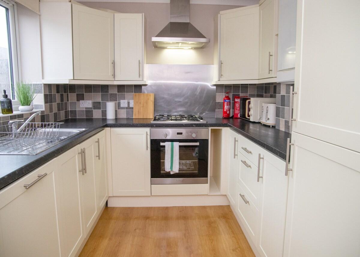 3x Bed Elegant Home with Parking2