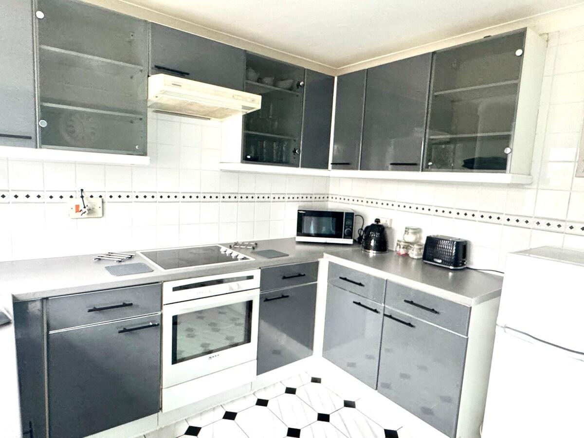 Homely 2 bedroom house, parking3