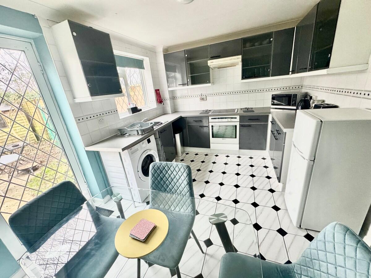 Homely 2 bedroom house, parking4