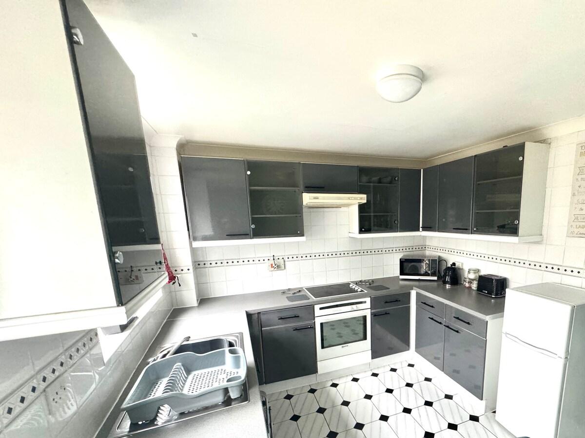 Homely 2 bedroom house, parking5