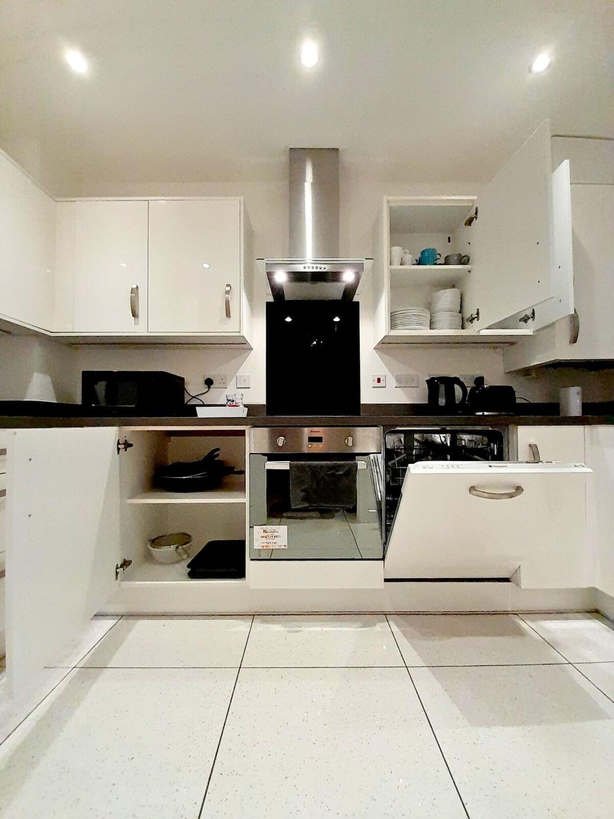 Contractor Stays | Parking | 4BR | 2.5 Baths6