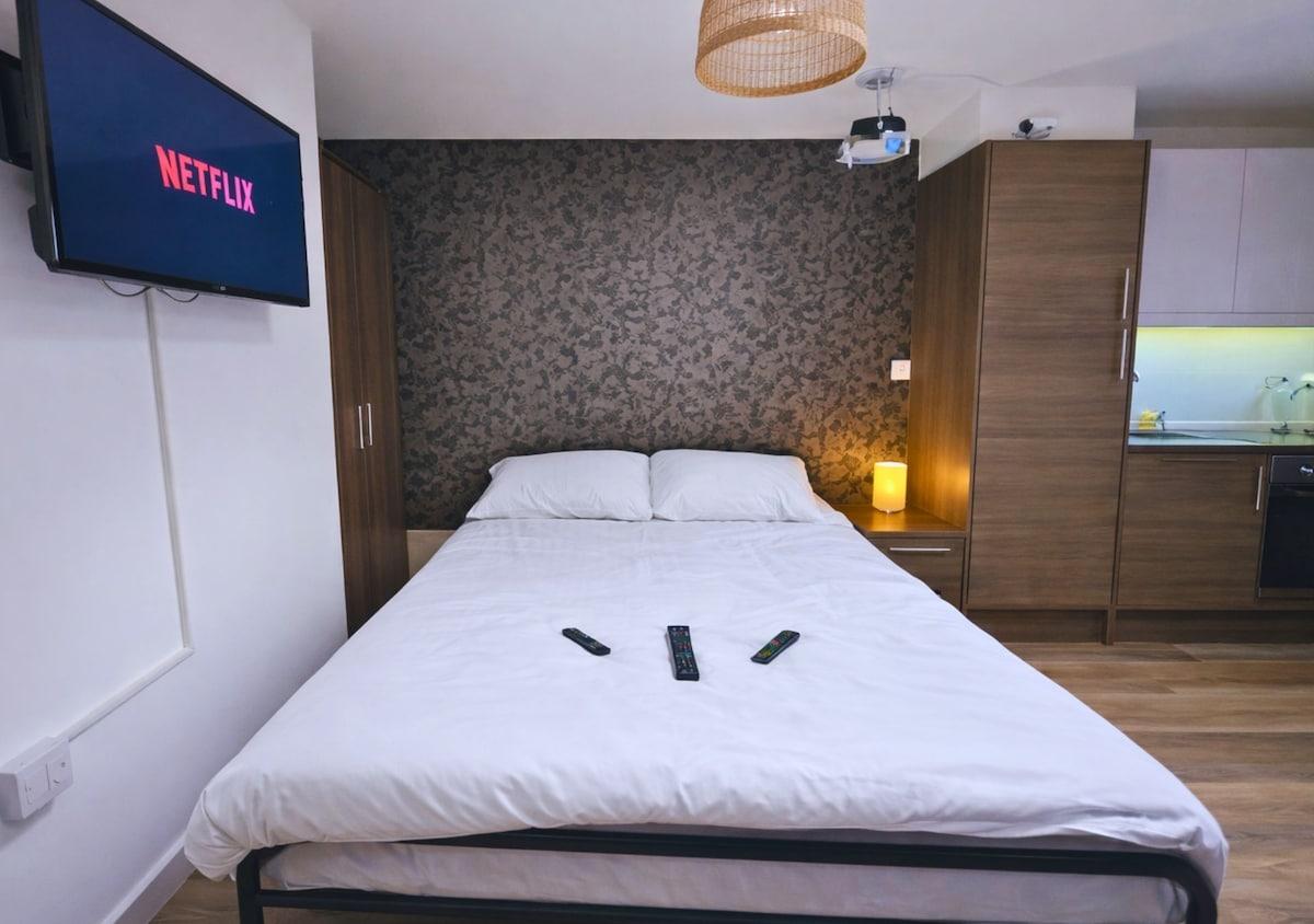 Stylish City Escape near Cavern Quarter, sleeps 42
