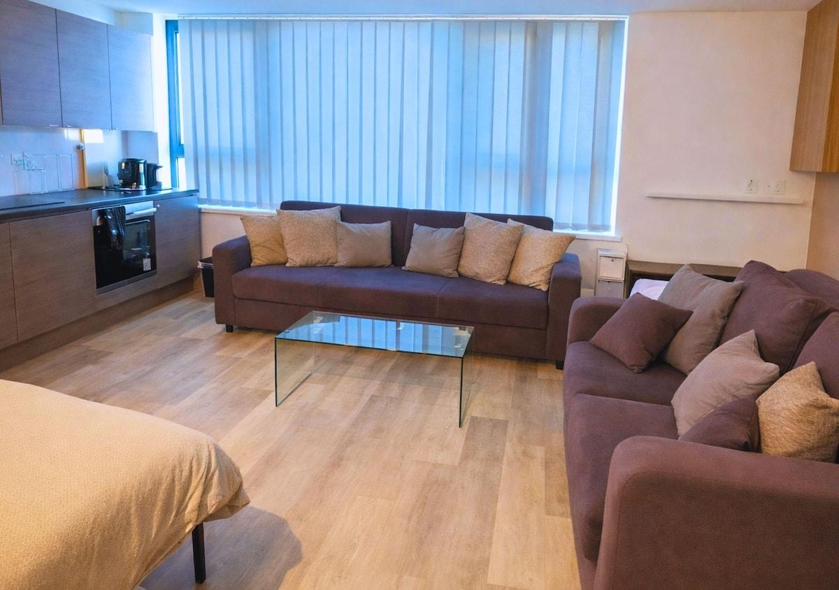Stylish City Escape near Cavern Quarter, sleeps 44