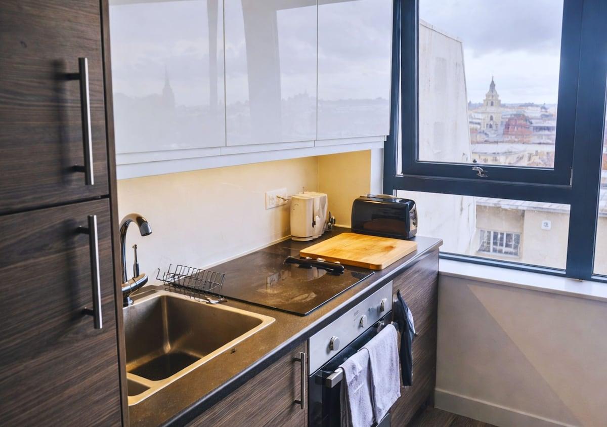 Stylish City Escape near Cavern Quarter, sleeps 45