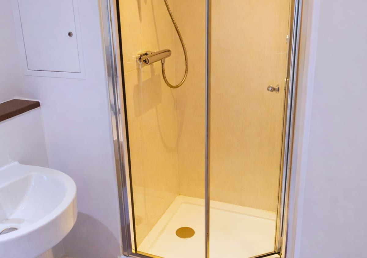 Stylish City Escape near Cavern Quarter, sleeps 46