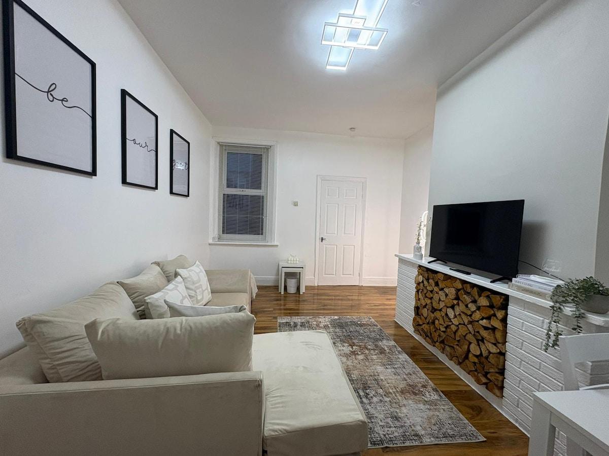 2BR Flat | Parking | Wi-Fi | Near metro Centre3