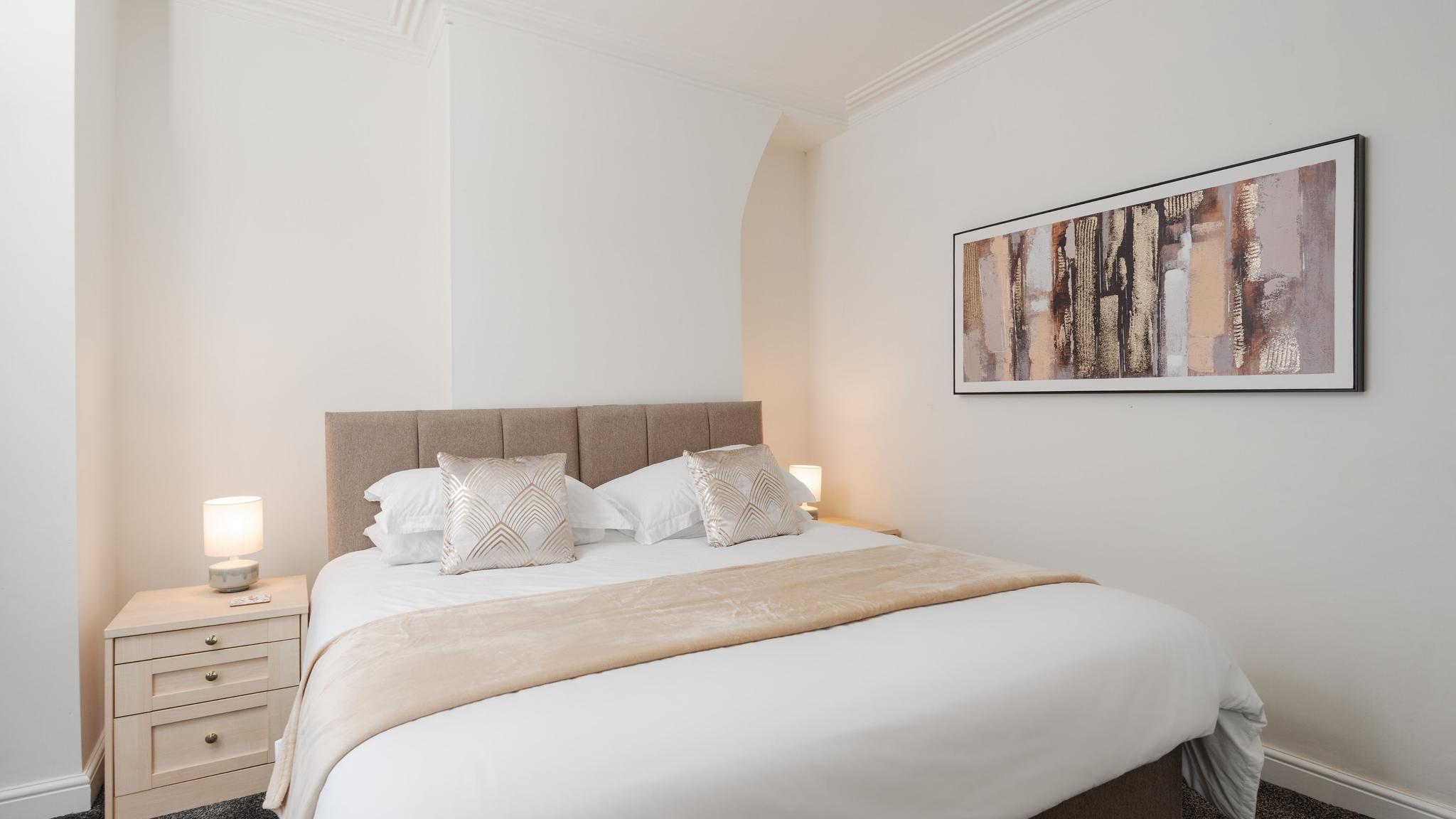 3-Bed House Near Liverpool | Parking | Sleeps 52