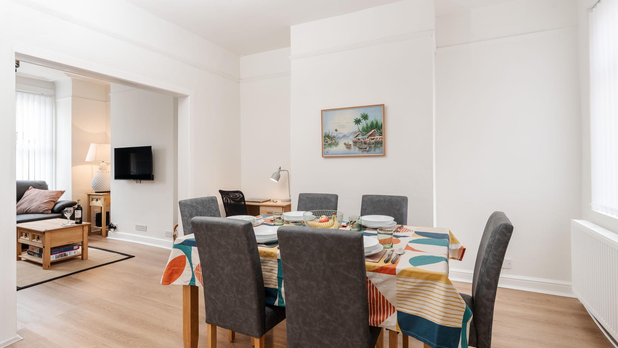 3-Bed House Near Liverpool | Parking | Sleeps 53