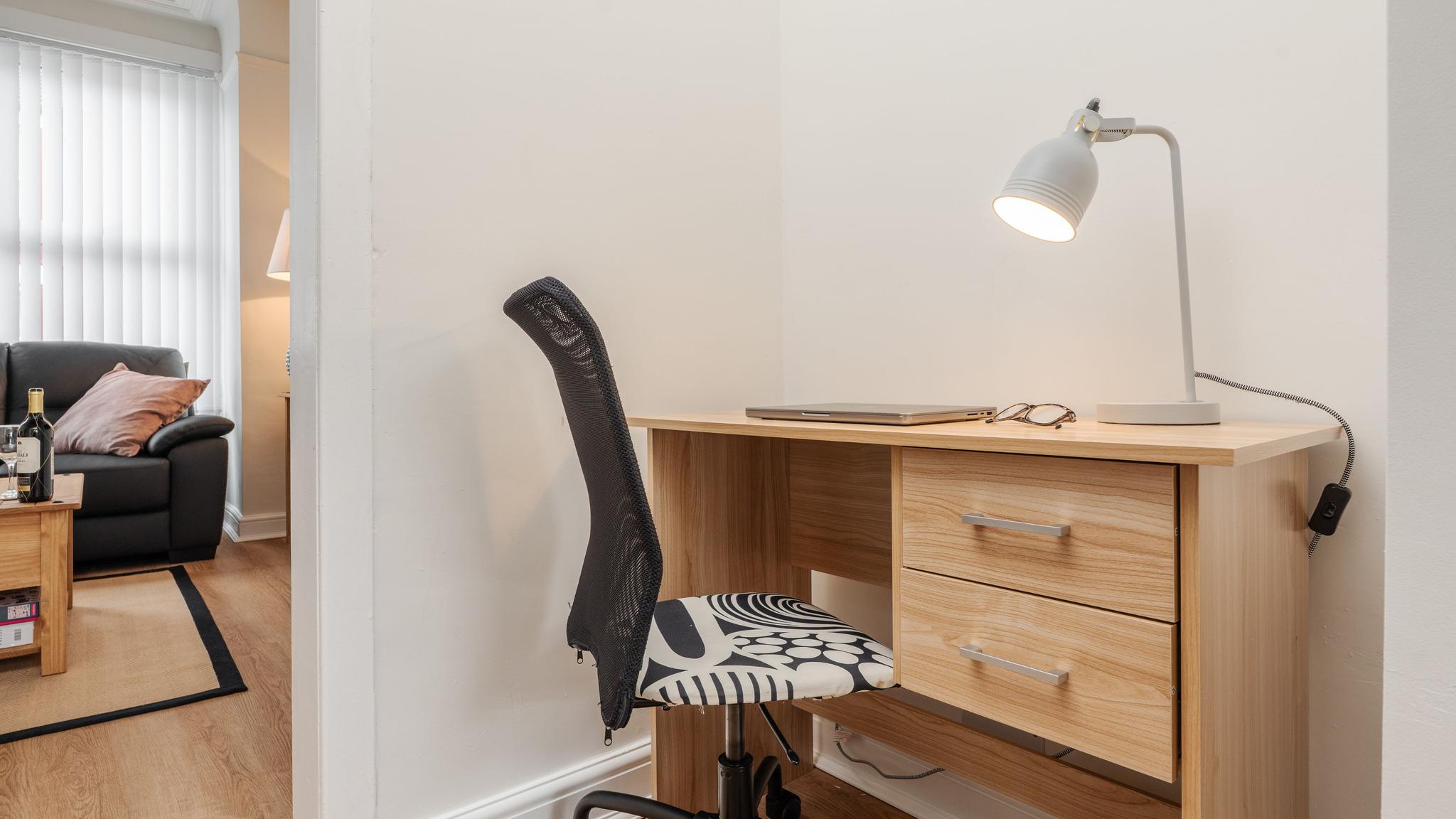 3-Bed House Near Liverpool | Parking | Sleeps 56