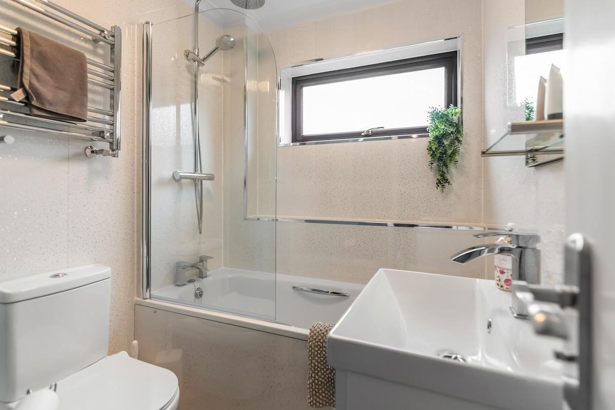 3BR Home | Parking | Dart Board | Pet Friendly4