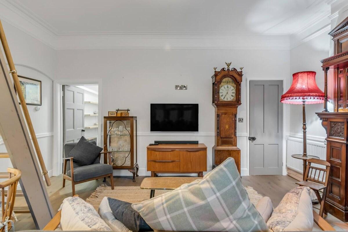 Central Holiday Home | Full Kitchen with Parking6