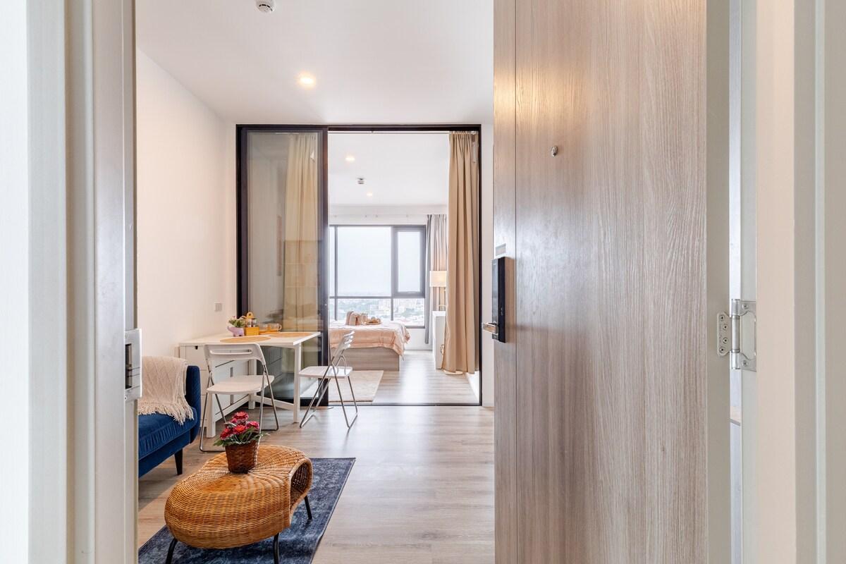 Luxury Condo with Rooftop Pool & Gym near BTS Line3