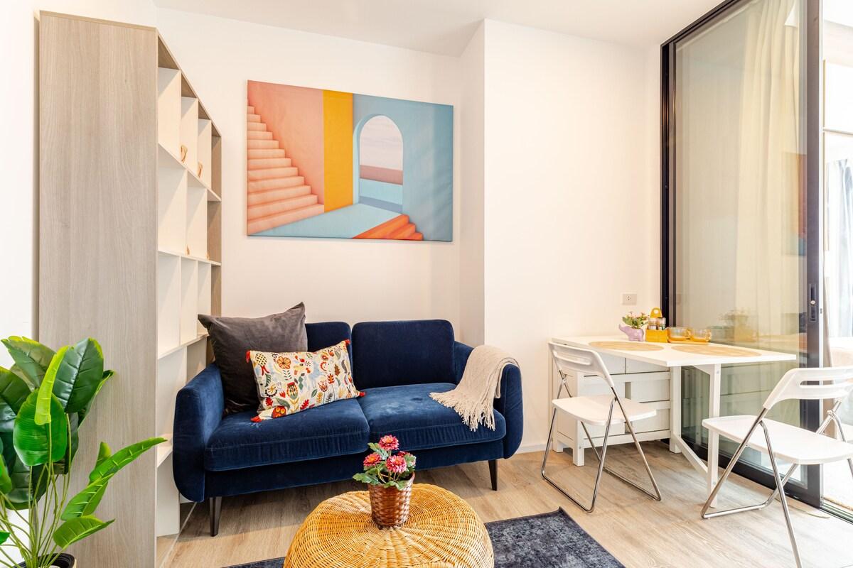 Luxury Condo with Rooftop Pool & Gym near BTS Line2