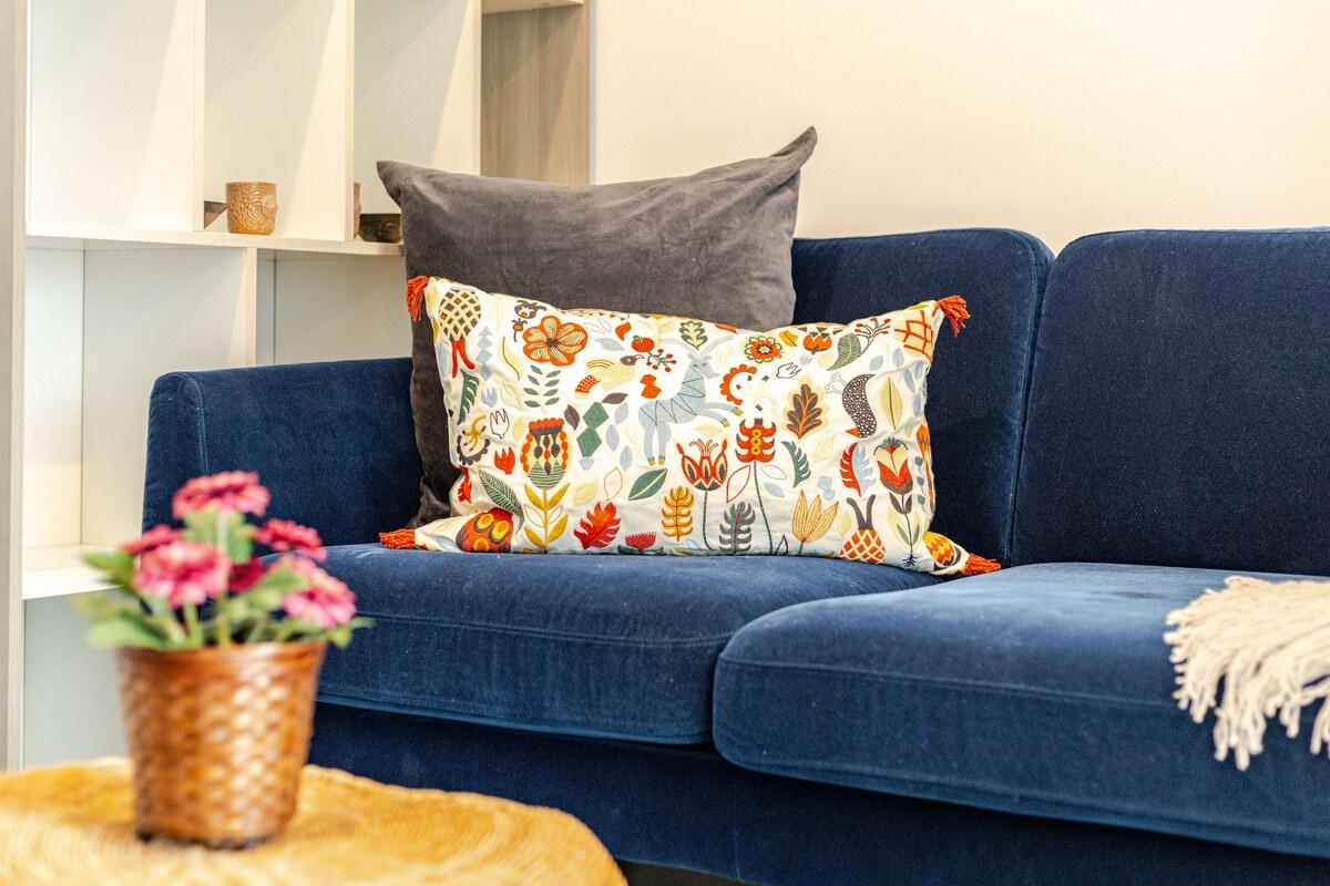 Luxury Condo with Rooftop Pool & Gym near BTS Line5