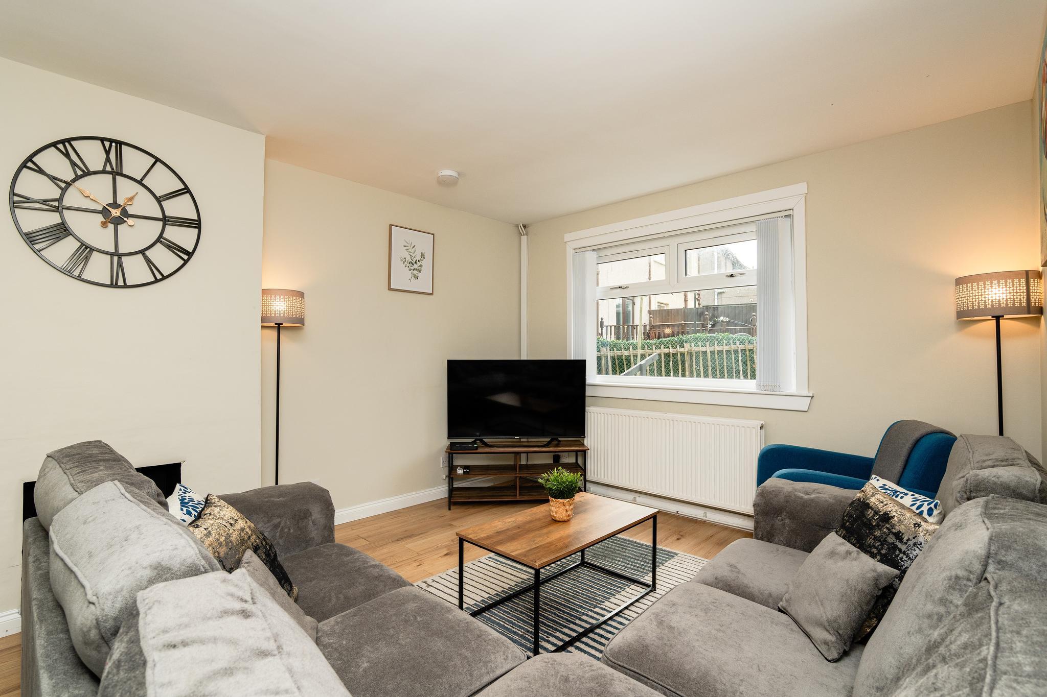 3-Bed House | Sleeps 6 | Work Stay I Van Parking2