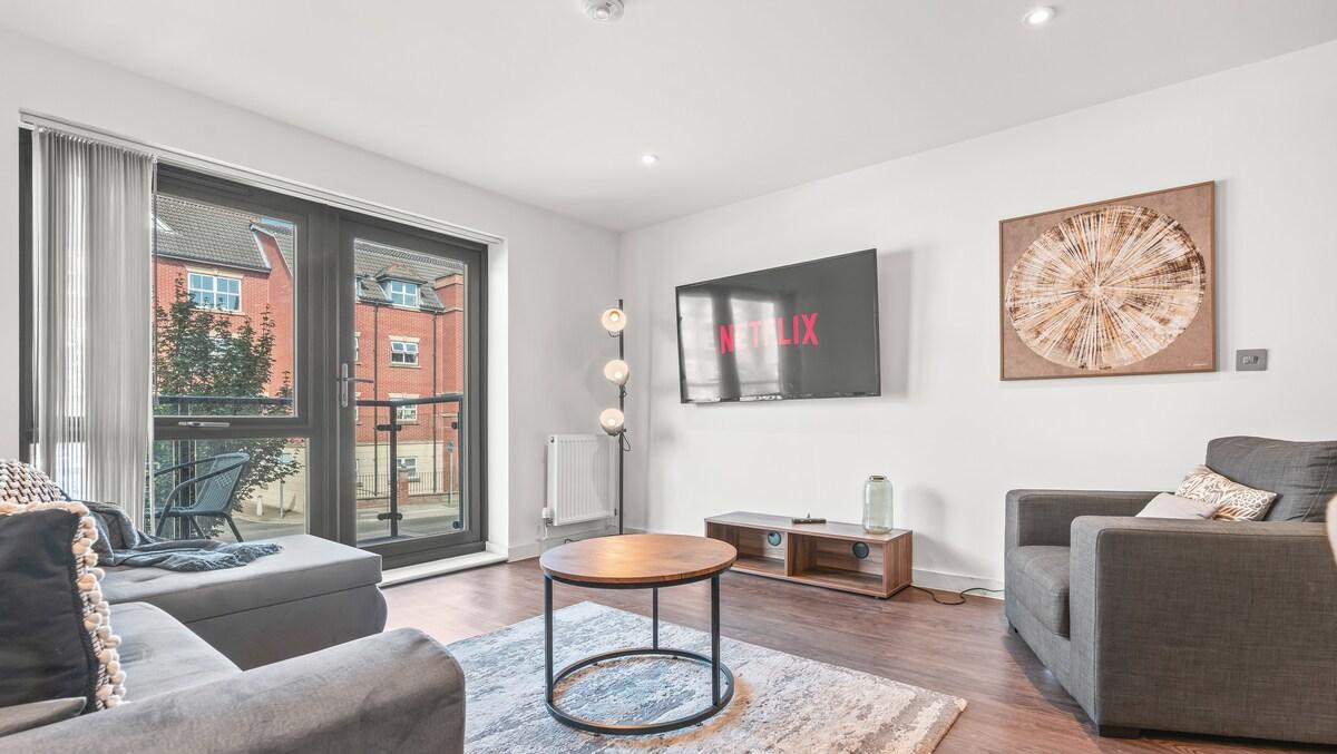 Central Flat with Balcony - Sleeps 62