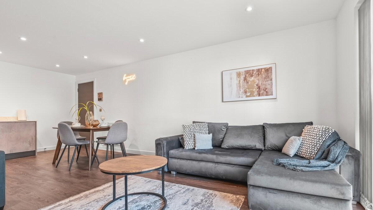 Central Flat with Balcony - Sleeps 63