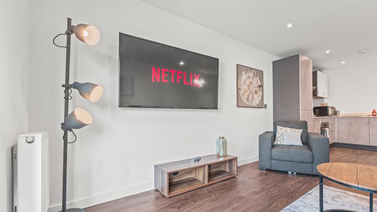 Central Flat with Balcony - Sleeps 64