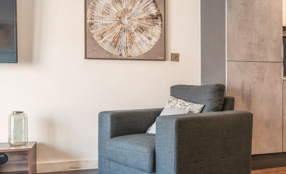 Central Flat with Balcony - Sleeps 65