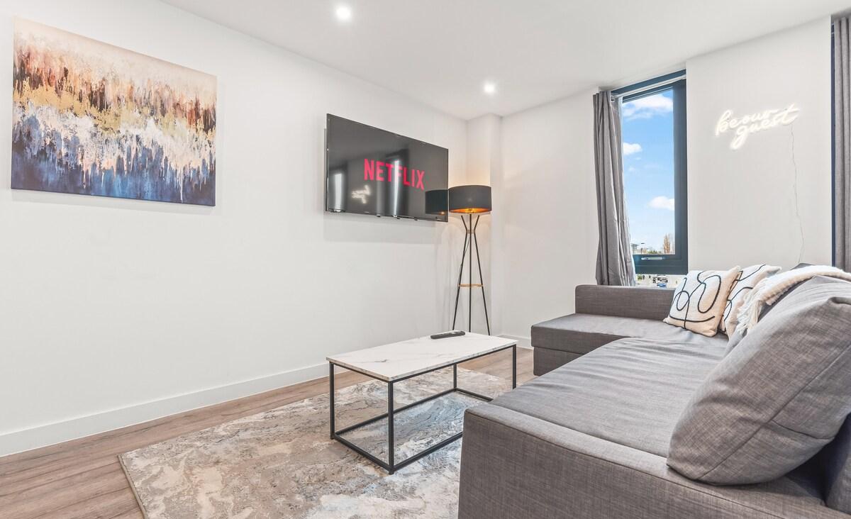 Central Flat with Parking and Gym Sleeps 83