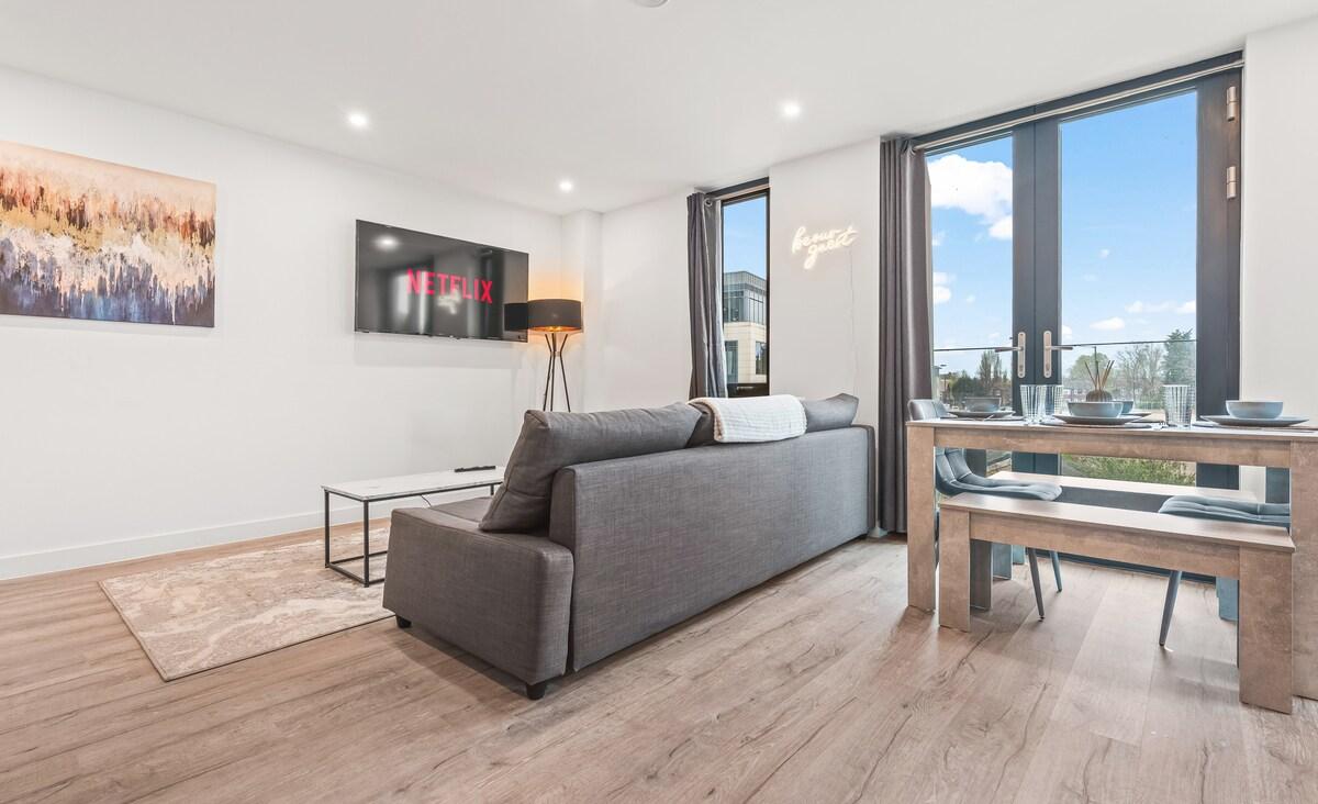 Central Flat with Parking and Gym Sleeps 84