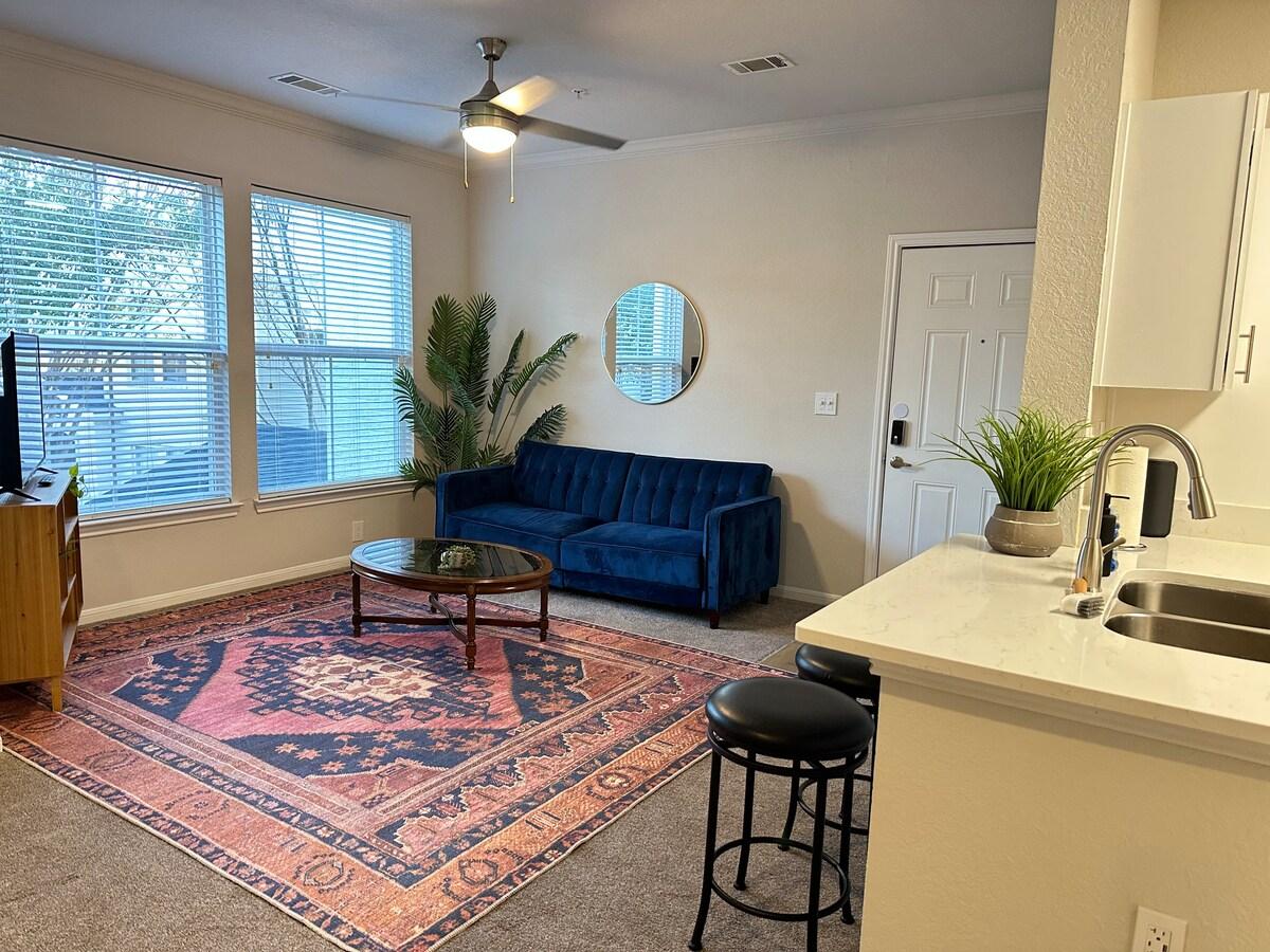 Pool and Gym- Close to Mercedes, CSU and I-263