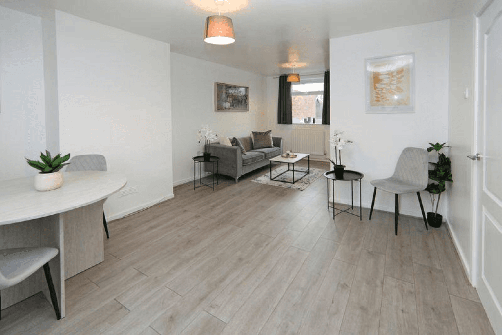 Donnington | 3 Bedroom | Free Parking |5