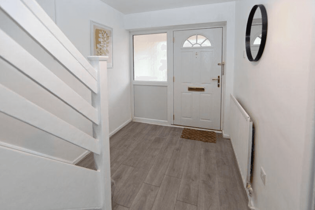 Donnington | 3 Bedroom | Free Parking |4