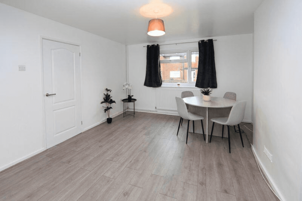 Donnington | 3 Bedroom | Free Parking |6