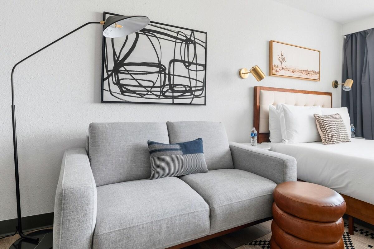 Lodgeur | Bright studio stay w/ desk | Upper Kirby2