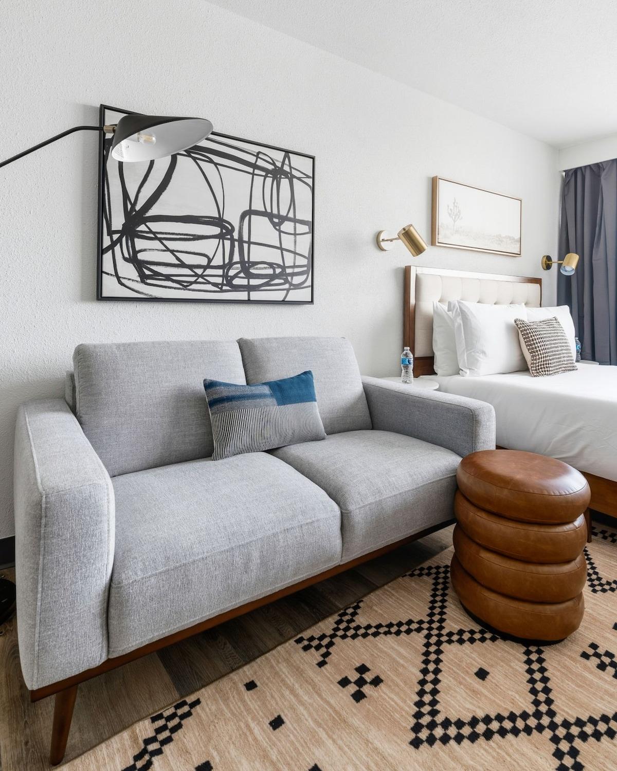 Lodgeur | Bright studio stay w/ desk | Upper Kirby3
