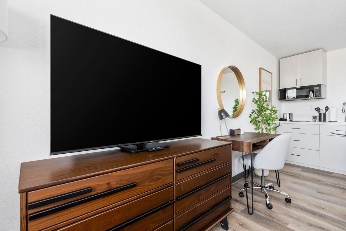 Lodgeur | Bright studio stay w/ desk | Upper Kirby4
