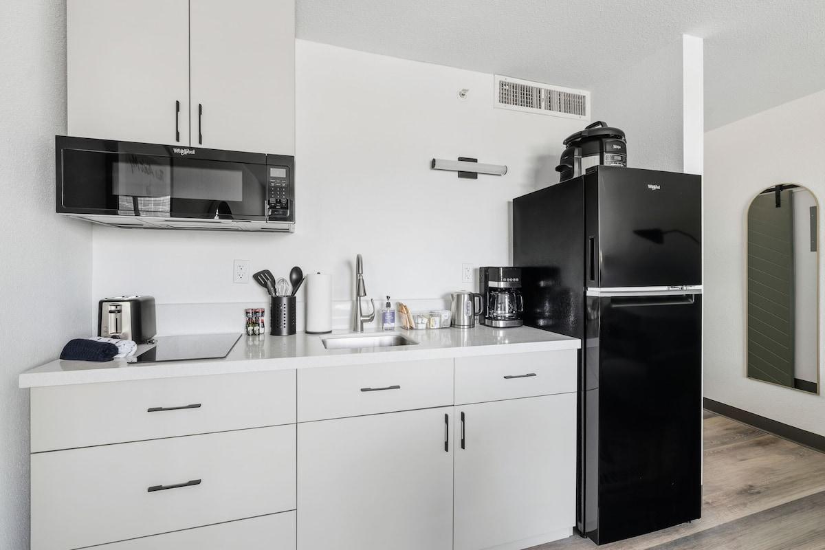 Lodgeur | Bright studio stay w/ desk | Upper Kirby5