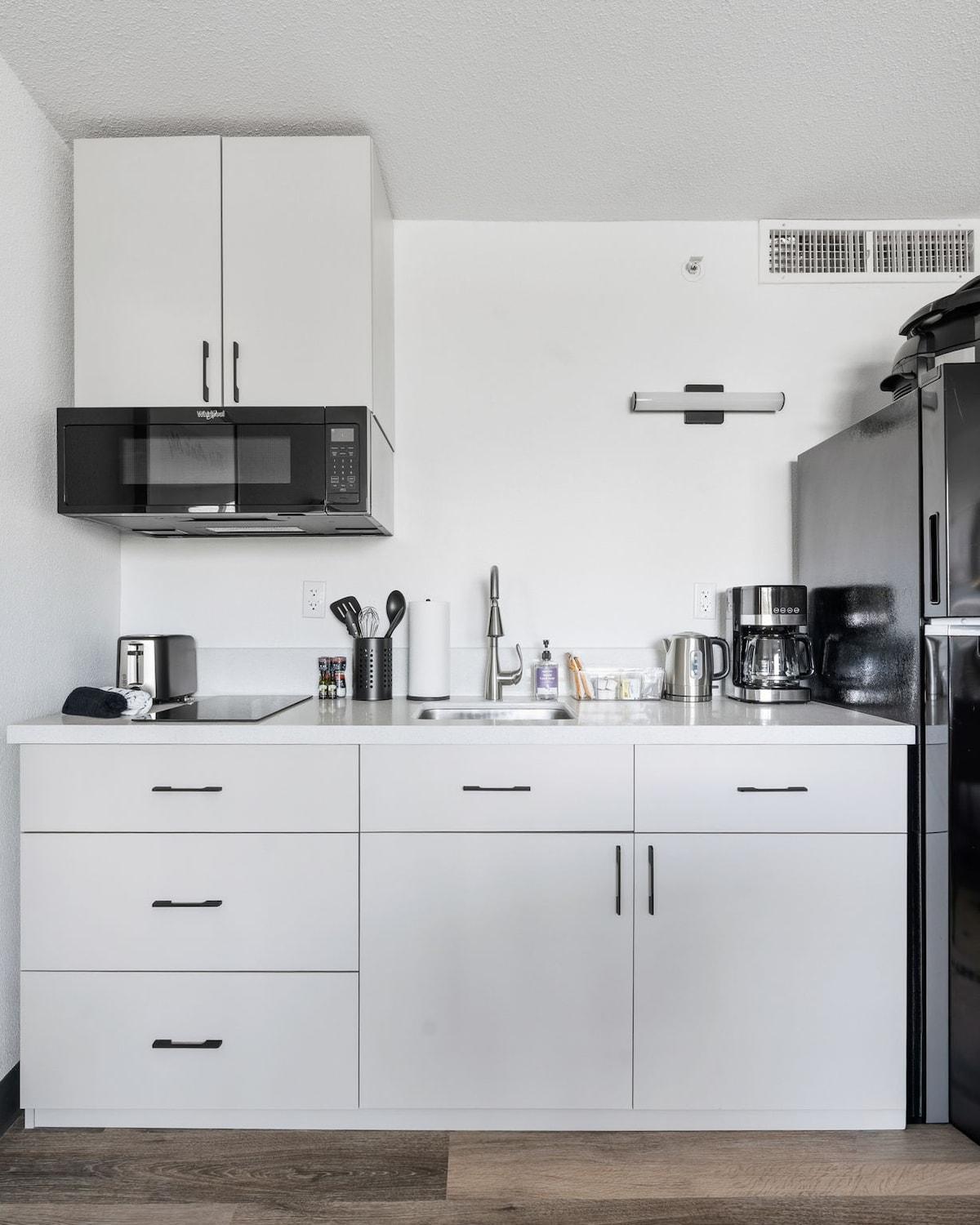Lodgeur | Bright studio stay w/ desk | Upper Kirby6