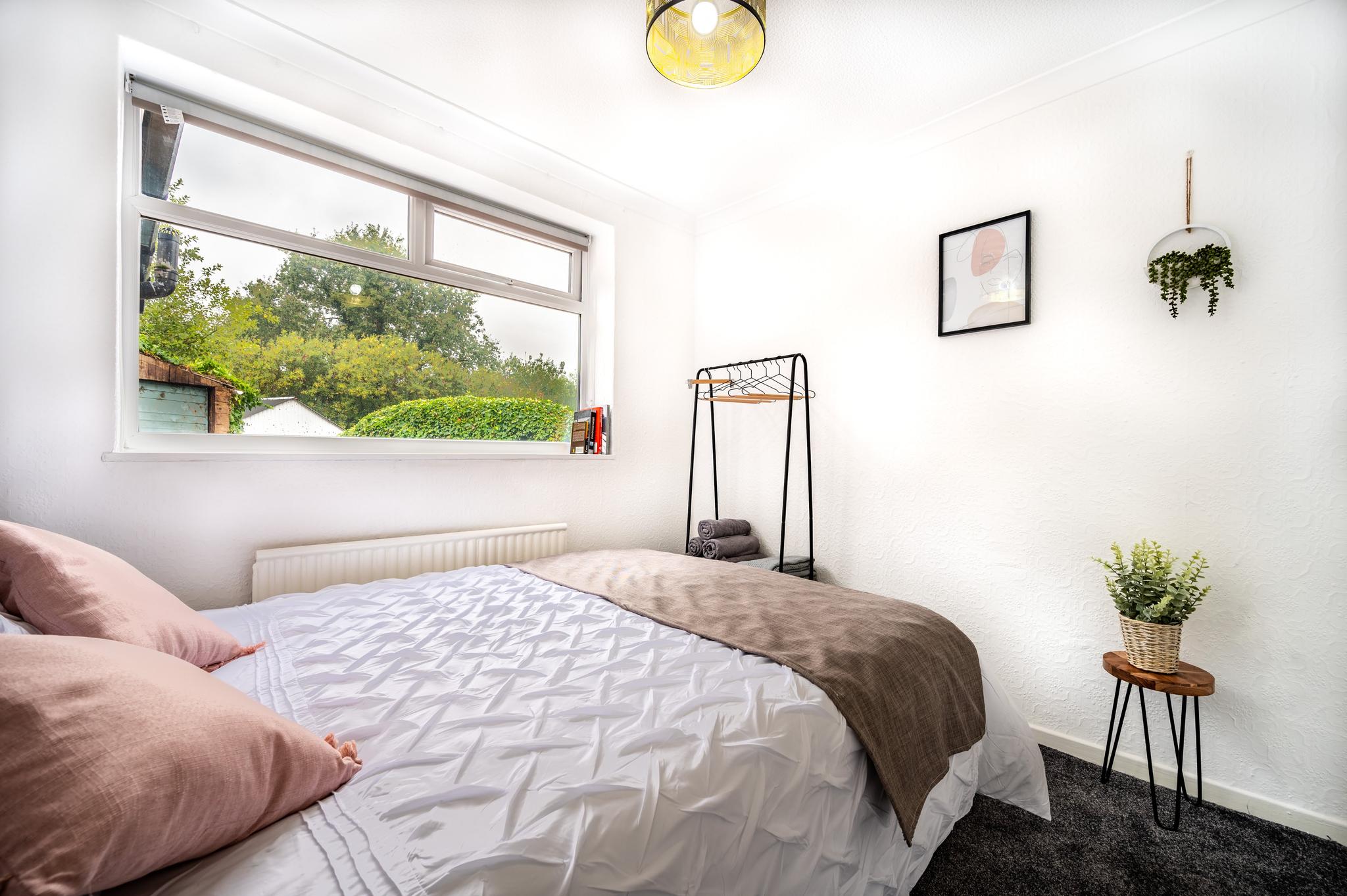 Spacious 2 BDR Bungalow House in Birtley-Driveway5