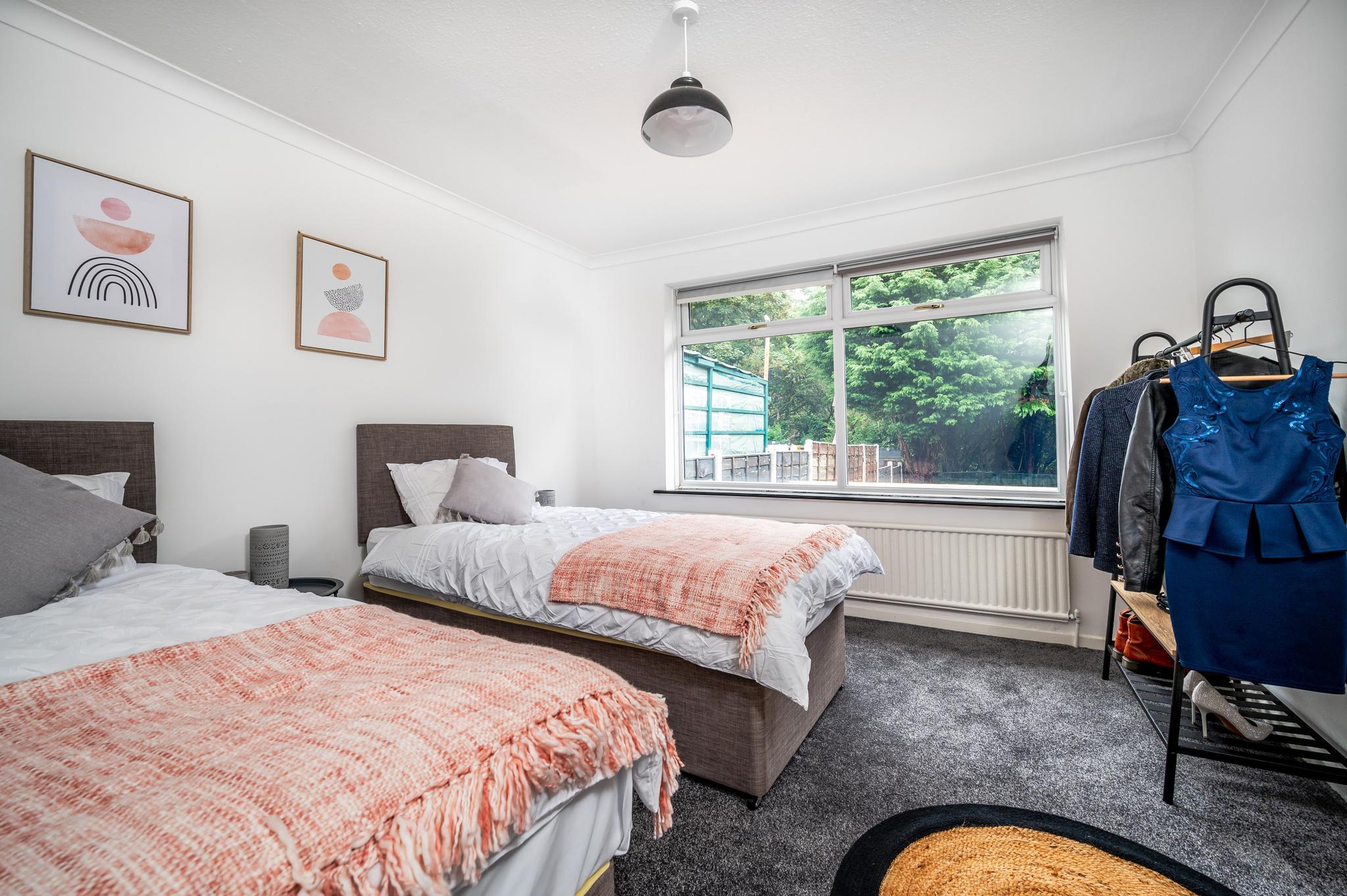 Spacious 2 BDR Bungalow House in Birtley-Driveway2