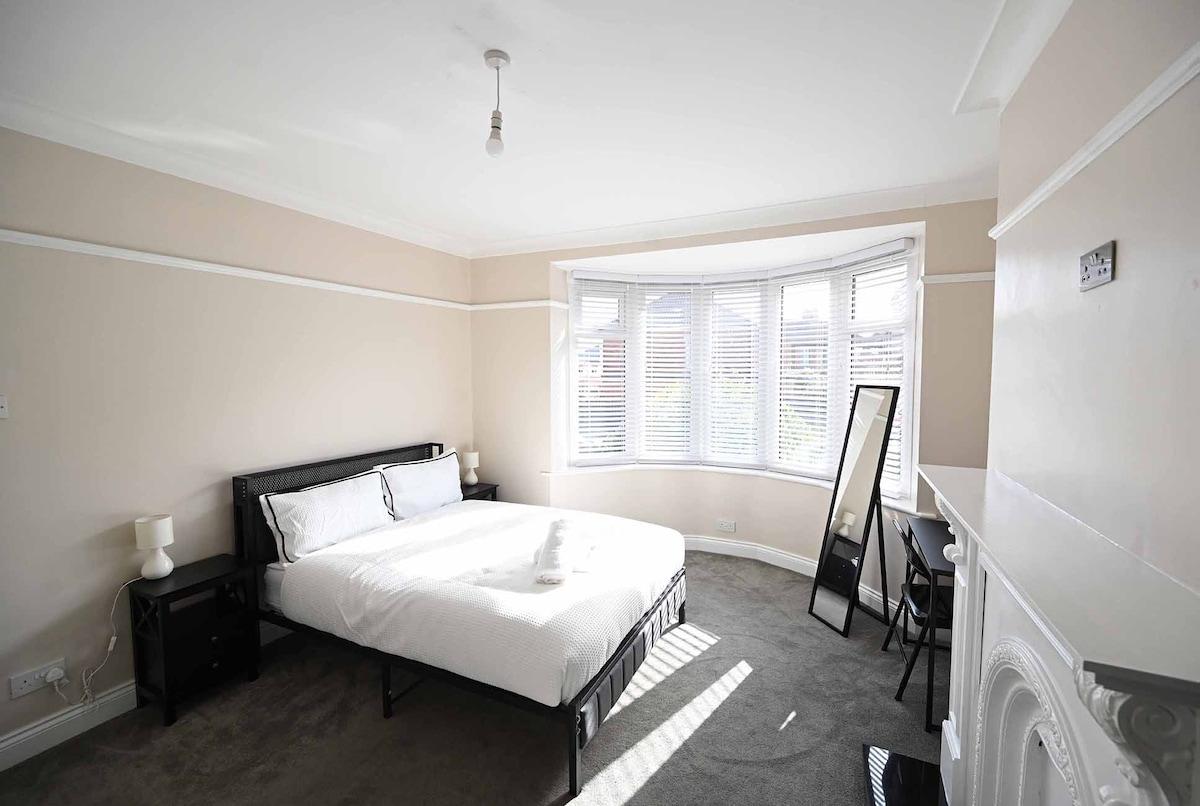 Large 4bedr House Newcastle W/Garden & Parking3