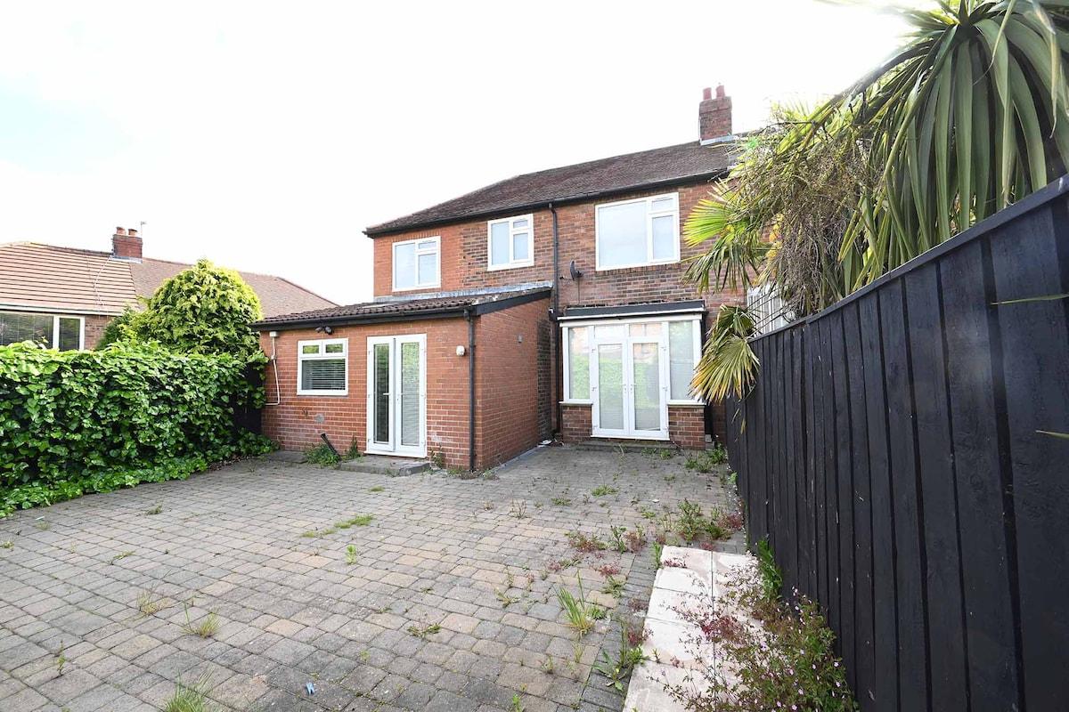 Large 4bedr House Newcastle W/Garden & Parking5