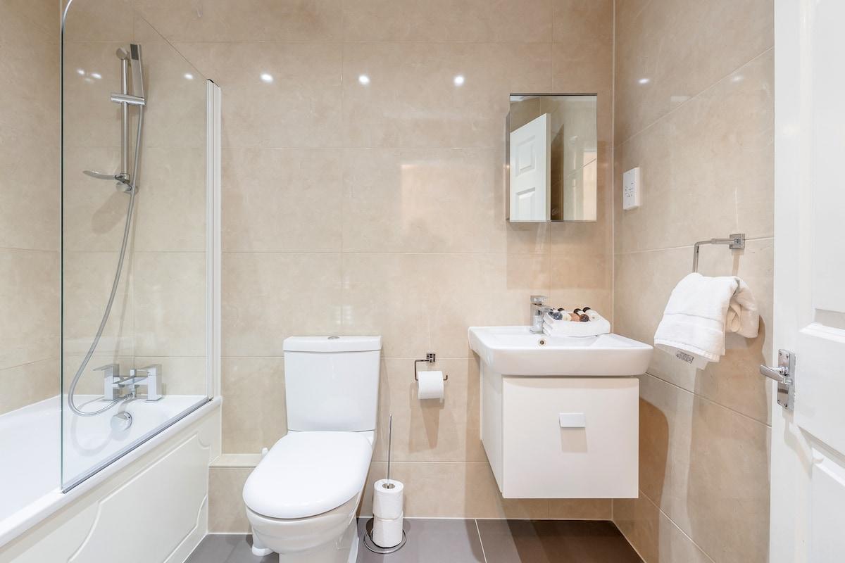 Lovely 1-2 Bedroom Serviced Apartments in Kingston4